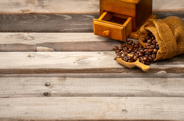 Vanha retro käsikäyttöinen puinen ja metallinen kahvimylly. Manuaalinen kahvimylly kahvipapujen jauhamiseen. vanhasta puusta tausta. - Valokuva, kuva