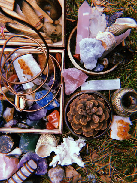 A vertical shot of crystal stones, palo santo, and smudge sticks for meditation - Foto, afbeelding