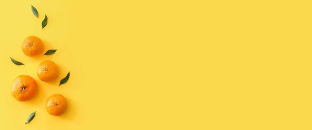 Sarı arkaplanda tatlı mandalinalar ve metin için boşluk - Fotoğraf, Görsel