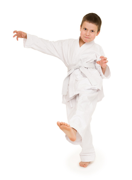 Мальчик в белом кимоно позирует
 - Фото, изображение
