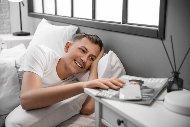 Mladý muž ležící doma v posteli - Fotografie, Obrázek