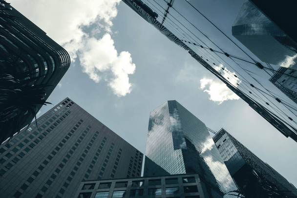 Kilátás a modern üzleti felhőkarcolók üveg és az égre néző táj kereskedelmi épület központi városban - Fotó, kép