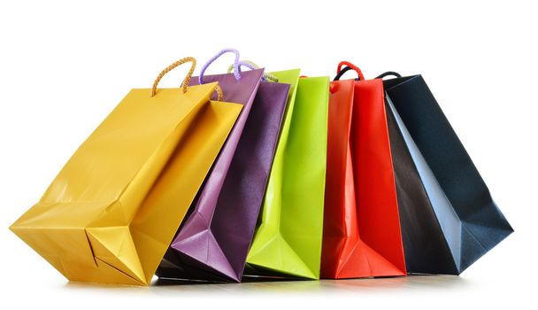 Bolsas de compras de papel de colores aisladas en blanco
 - Foto, imagen