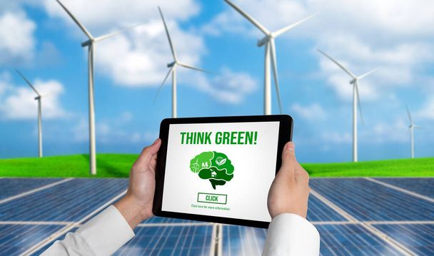 Zöld üzleti átalakulás a környezetvédelemért és az ESG üzleti koncepcióért. Az üzletember táblagépet használ a környezetbarát gazdálkodás és az alternatív tiszta energiafelhasználás vállalati céljainak kitűzésére. - Fotó, kép