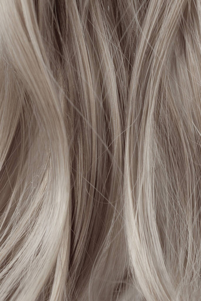 Gray curly hair texture closeup. Light gray hair background. - Foto, afbeelding