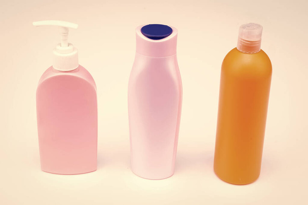 Vícebarevné plnicí víčko a balení kosmetického přípravku v řadě izolované na bílém kopírovacím prostoru, láhve. - Fotografie, Obrázek