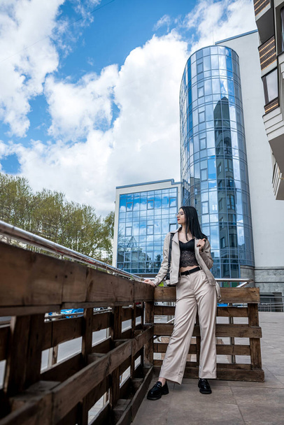 портрет моди жінки проти центру міста висотних речей, спосіб життя
 - Фото, зображення