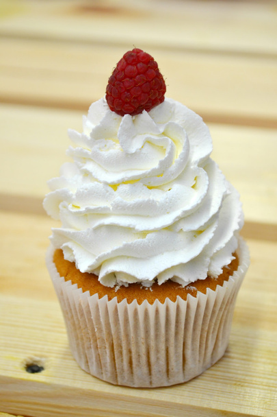 Cupcake con crema y frambuesa
 - Foto, imagen