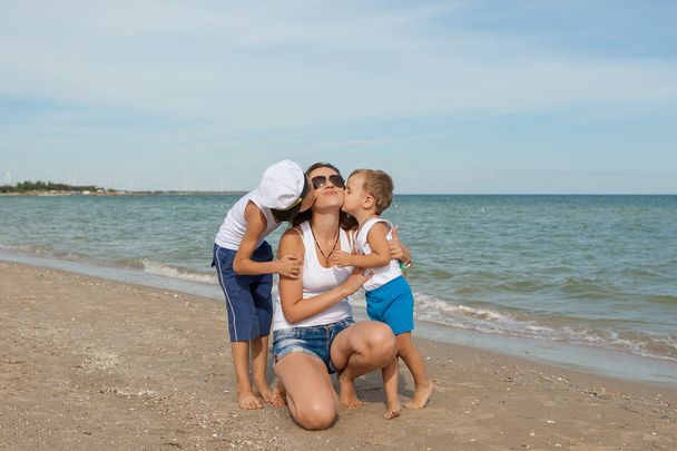Matka a její dva synové baví na pláži - Fotografie, Obrázek