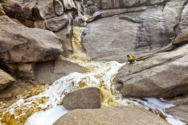 Турист исследует каскадный водопад
. - Фото, изображение
