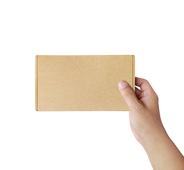 mano sosteniendo paquete de caja de papel marrón aislado sobre fondo blanco - Foto, Imagen