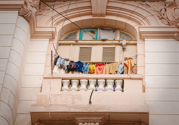 Fragmento de clásico vintage, balcón de estilo retro con ropa de lavandería lavada varios colgado en el exterior
 - Foto, Imagen