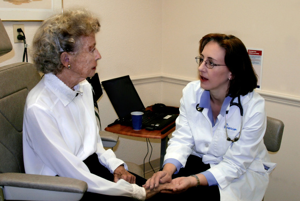 yaşlılık hastalıkları uzmanı ve yaşlı kadın - Foto, afbeelding