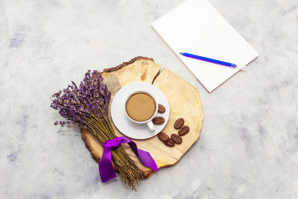 Kuivatut laventeli kukkia nippu lähikuva harmaalla pohjalla valkoinen kuppi kahvia. Kopioi tila - Valokuva, kuva