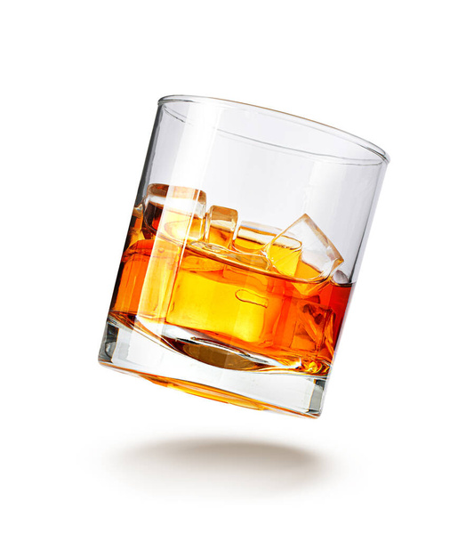 A glass of whiskey and ice on a white background with clipping path - Foto, imagen