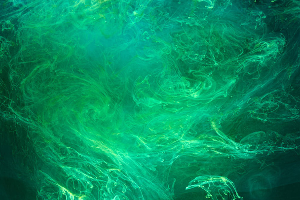 Arte líquido fluido fondo abstracto. Pintura acrílica verde azul bajo el agua, océano de humo galáctico - Foto, imagen