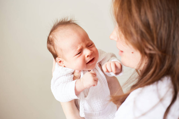 Płaczący noworodek, miesięczny chłopczyk. Płaczące dziecko - Zdjęcie, obraz