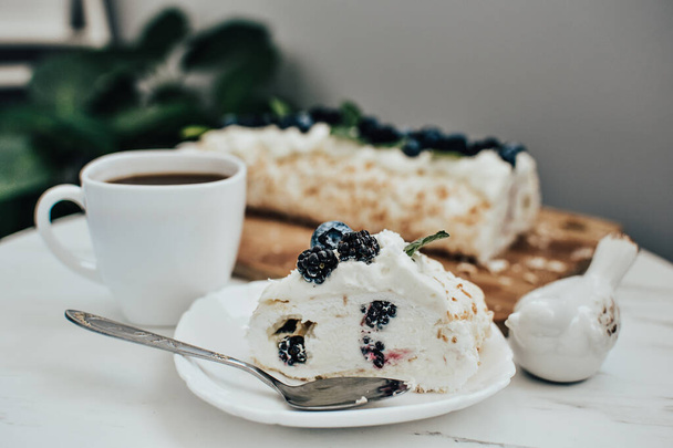 a piece of cake with cream and berries - Zdjęcie, obraz