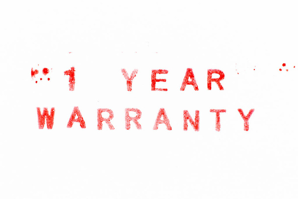 Червоний колір чорнила гумова марка в слові 1 рік гарантії на білому тлі паперу
 - Фото, зображення