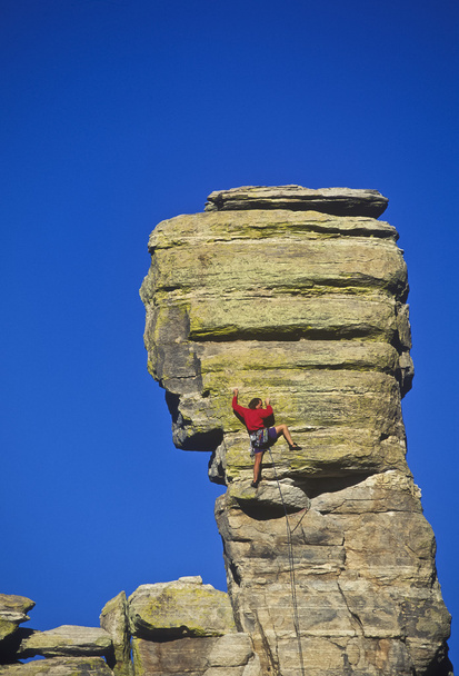 Скелястий альпініст чіпляється до скелі
. - Фото, зображення