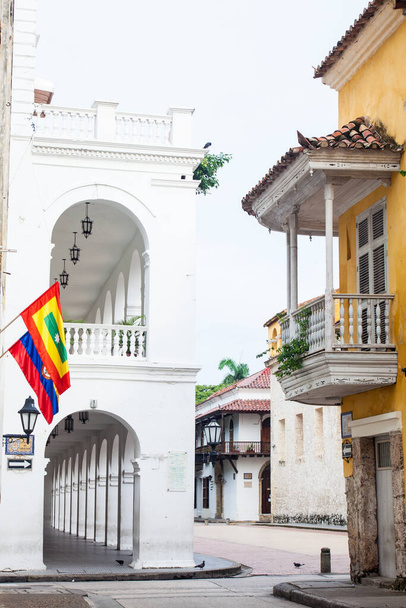 Uitzicht op het proclamatieplein en de prachtige koloniale gebouwen in Cartagena de Indias - Foto, afbeelding
