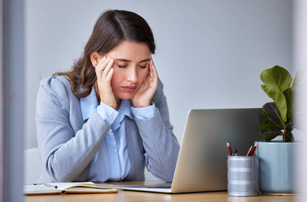 I cant take anymore stress. a businesswoman experiencing a headache at work - Zdjęcie, obraz