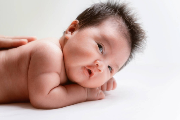 Asian Little newborn baby girl one month old. infant. happy baby. - 写真・画像