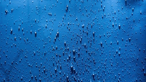 Krople wody w tle. Kropelka strumienia deszczowego tekstury. Opuść rozprysk wody. Skupienie selektywne - Zdjęcie, obraz