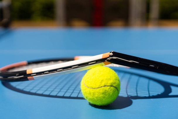 Broken tennis racket on clay tennis court. - Foto, Imagen