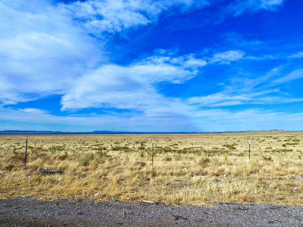 Prairie en Amérique avec clôture dans la chaleur
 - Photo, image