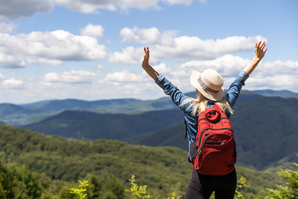 Lány Utazó túrázás hátizsákkal sziklás hegyekben táj Utazás Életmód koncepció kaland nyári vakáció szabadban - Fotó, kép