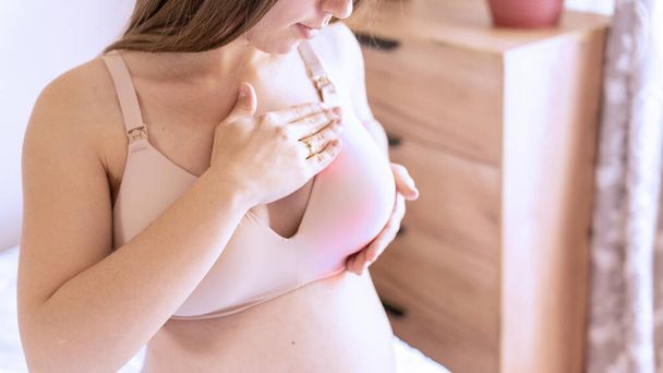 Examen de cáncer de mama mujer. Mujer embarazada joven examinando el pecho en busca de bultos signos. Autocontrol del cáncer. Estilo de vida saludable conciencia médica - Foto, imagen