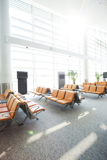 Інтер'єр залу очікування сучасного аеропорту
 - Фото, зображення