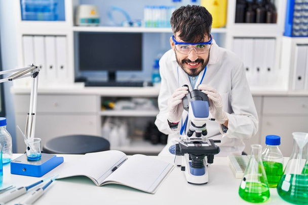 Νέοι Ισπανοί επιστήμονες χρησιμοποιώντας μικροσκόπιο που εργάζονται στο εργαστήριο - Φωτογραφία, εικόνα