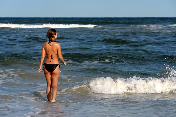 Young woman on the beach - Φωτογραφία, εικόνα