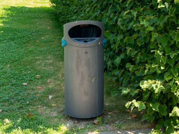 garbage bins in the park. Waste bins and ashtrays. Waste bin. - Foto, Bild