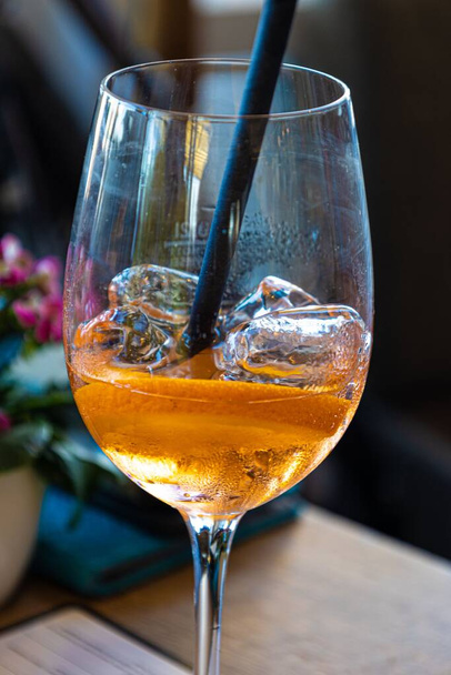 a photo of an Aperol Spritz in a Glas - Zdjęcie, obraz