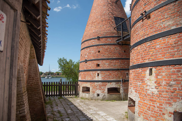 Enkhuizen, Pays-Bas. Juin 2022. Les cheminées des fours en pierre d'Enkhuizen. Photo de haute qualité - Photo, image