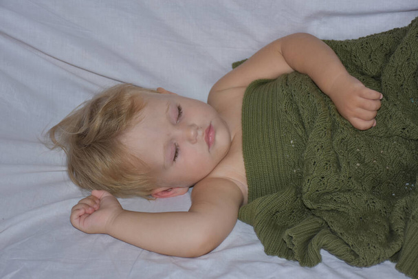 baby sleeping and knitted blanket - Foto, Imagem