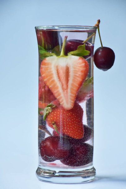 Refreshing cold drink with strawberries, cherries and raspberry - Φωτογραφία, εικόνα