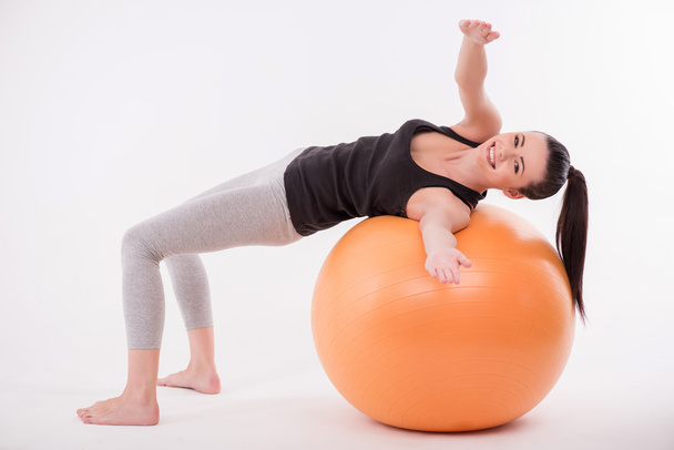 Healthy young sportswoman does the exercises - Valokuva, kuva