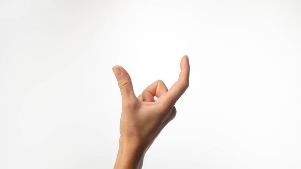 Женские пальцы показывают большой размер расстояния на белом фоне. Высокое качество фото - Фото, изображение