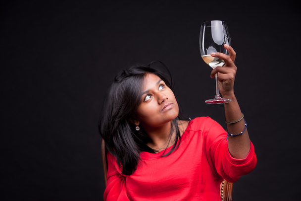 indyjskich dziewczyna z białego wina - Zdjęcie, obraz