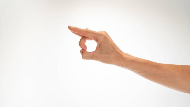 женский жест жеста slitban на белом фоне. Высокое качество фото - Фото, изображение