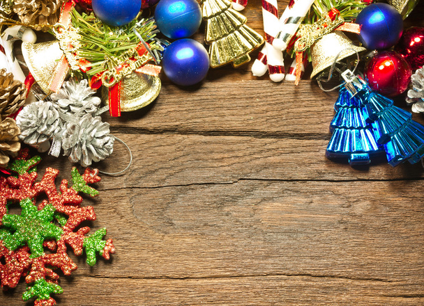 Cioccolatini di Natale e variare di decorazione su sfondo di legno
 - Foto, immagini