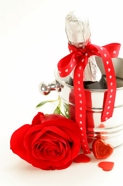 Romantique nature morte champagne, roses, cadeaux pour les vacances Saint Valentin
 - Photo, image