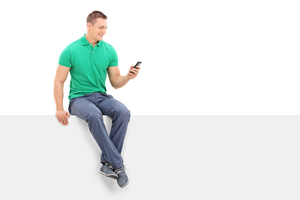 Man looking at cell phone - Foto, Imagen