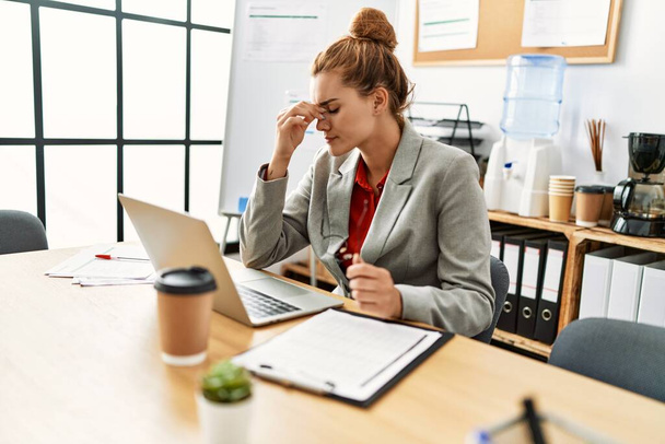 Giovane donna d'affari stressato con computer portatile che lavora in ufficio - Foto, immagini