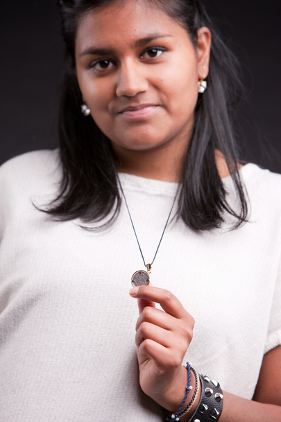 индийская девушка показывает местную монету
 - Фото, изображение