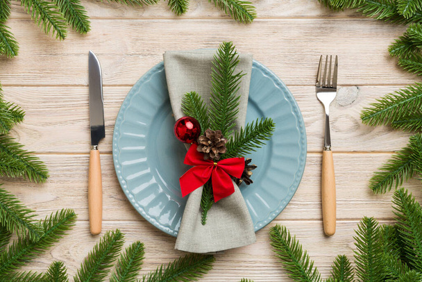Lieu de table de Noël avec décor et assiettes de Noël, kine, fourchette et cuillère. Noël fond de vacances. Vue du dessus. - Photo, image